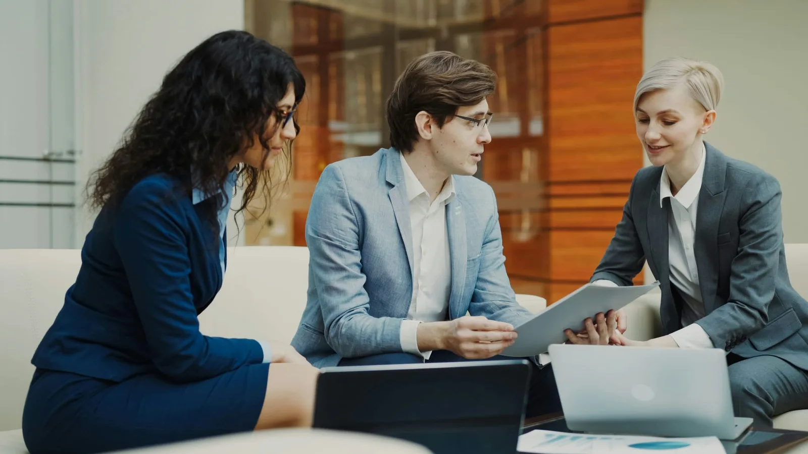 Consultants comparant des documents de tarification en réunion