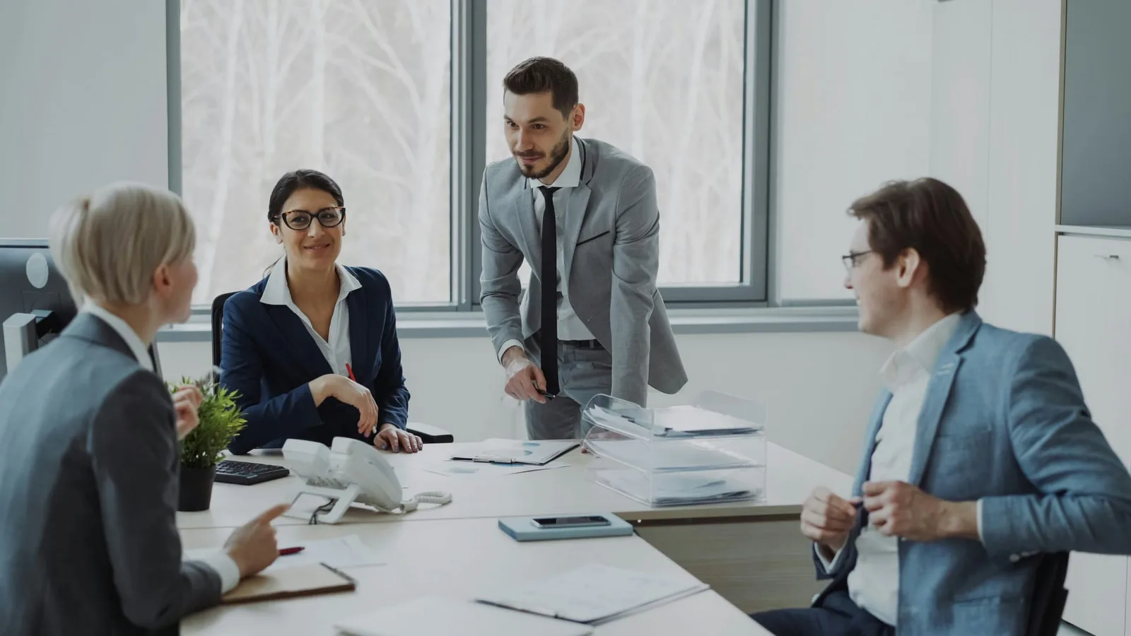 Une équipe de conseillers en réunion autour d’un bureau