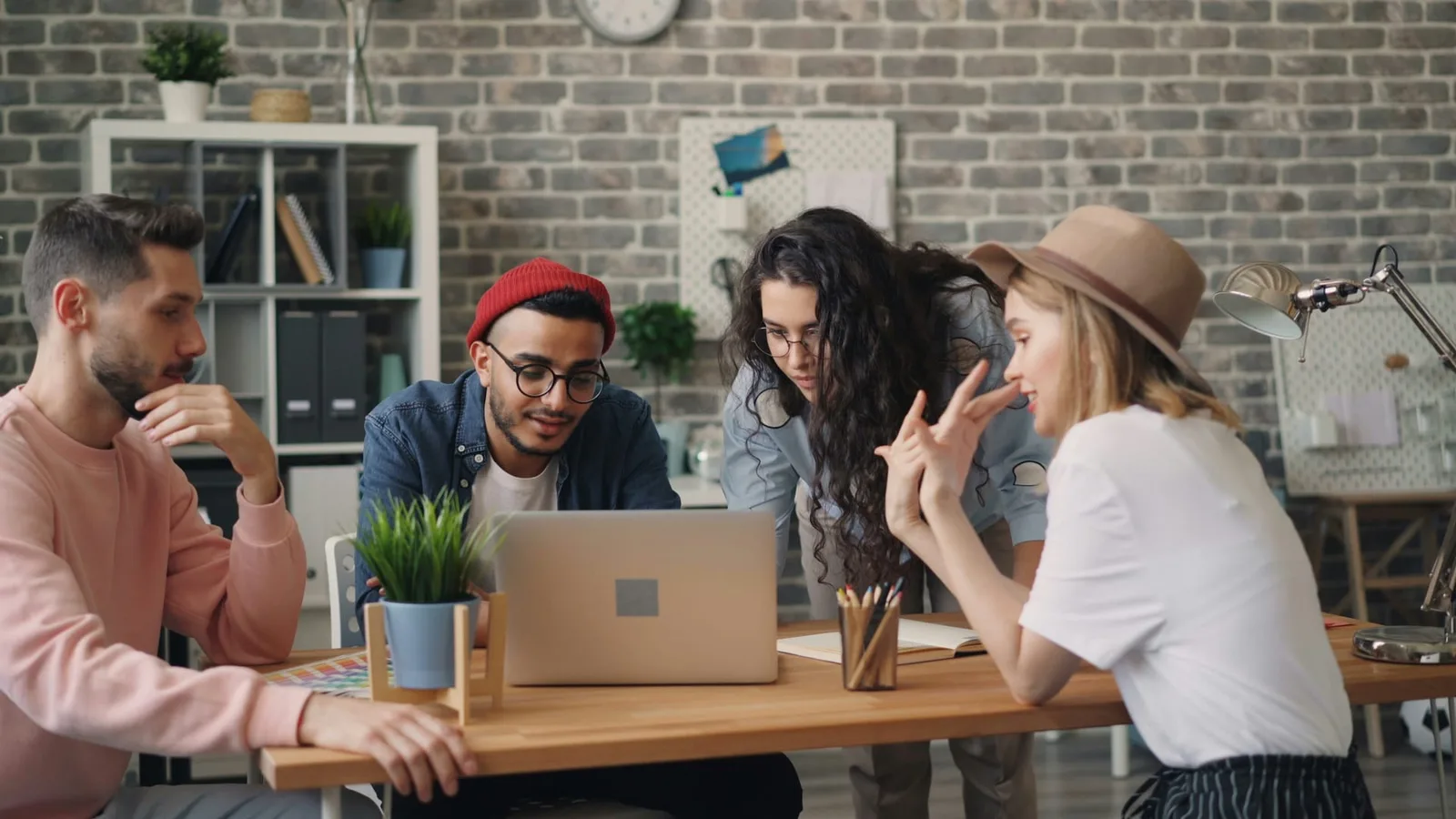 Jeunes freelances discutant d’un projet autour d’un ordinateur portable